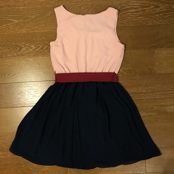 🆕 Sleeveless Colorblock Pink & Navy Blue Pleated Dress with Berry Belt - Picture 2 of 6